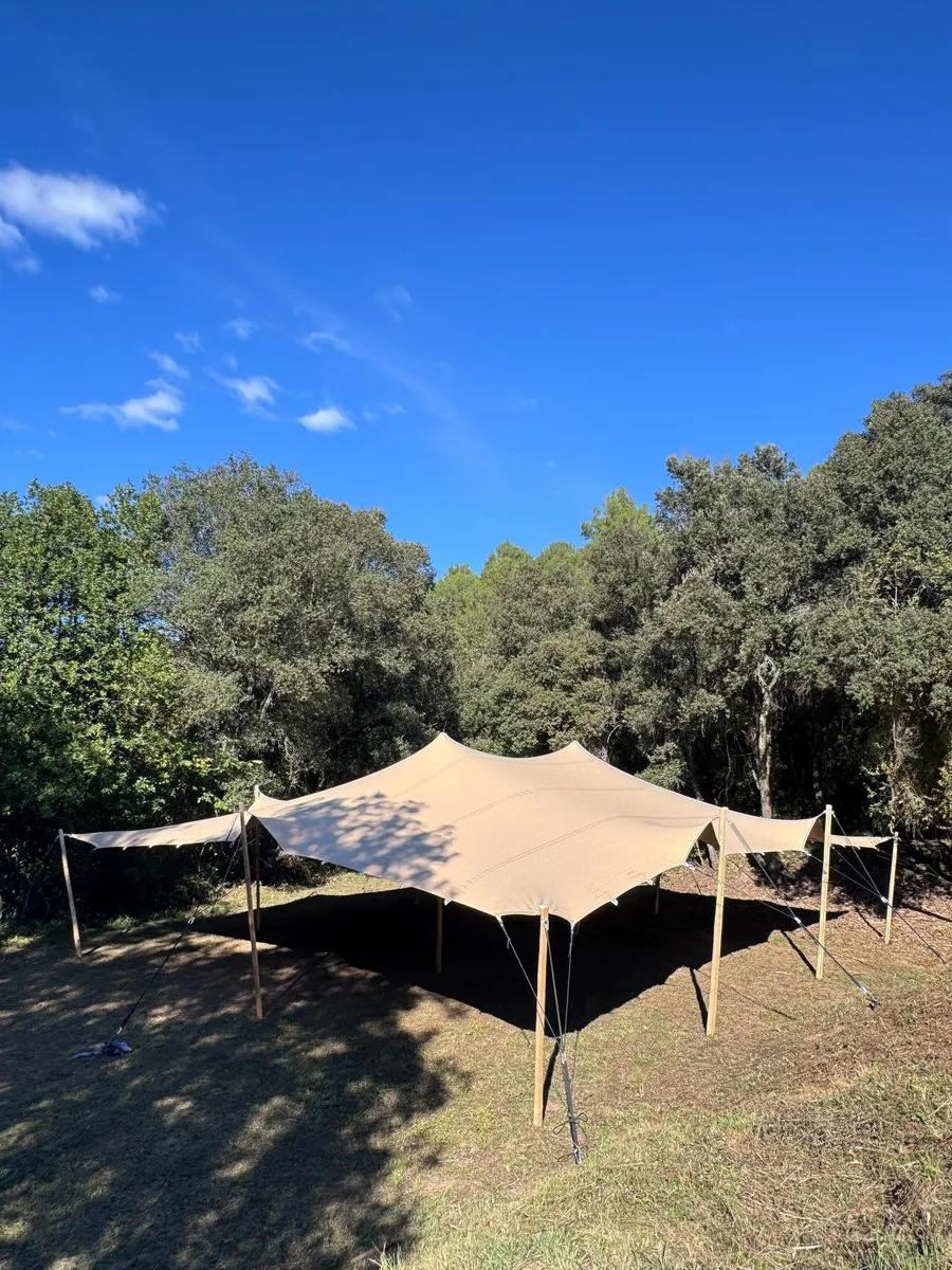 Carpa beduïna de lona crua retallada contra el cel blau